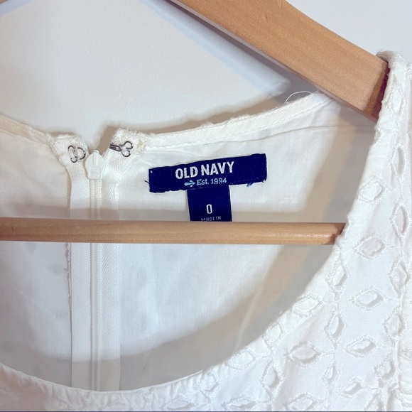 Old Navy Eyelet Lace Dress size 0 - Picture 4 of 4